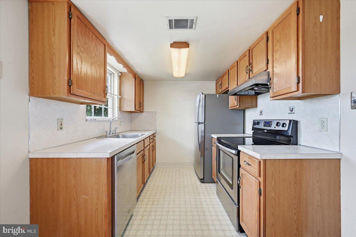 1902 W Walnut St W Property Photo 7