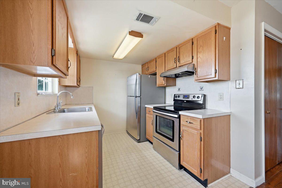1902 W Walnut St W Property Photo 8