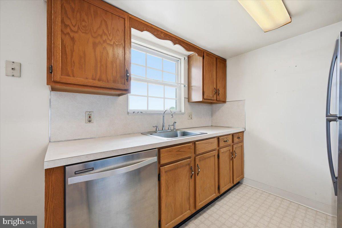 1902 W Walnut St W Property Photo 9
