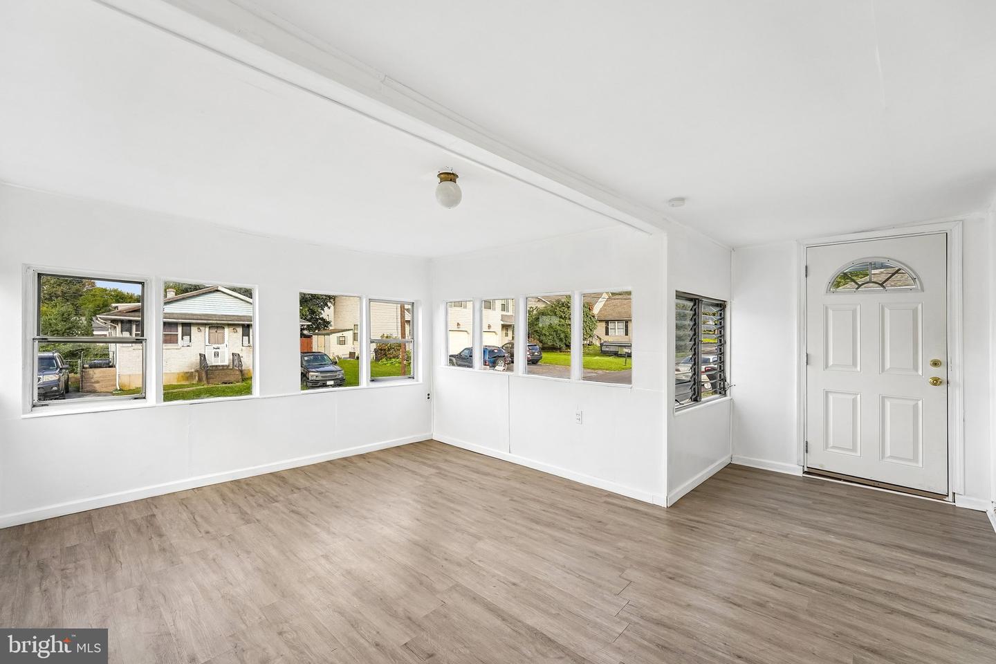 1325 Byfield St Property Photo 3