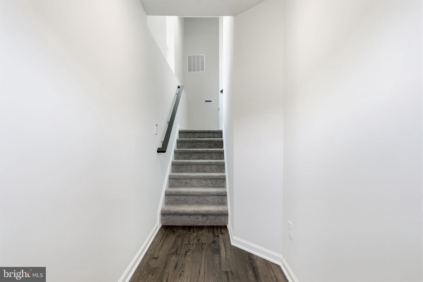 1074 Meadowlark Dr Property Photo 3