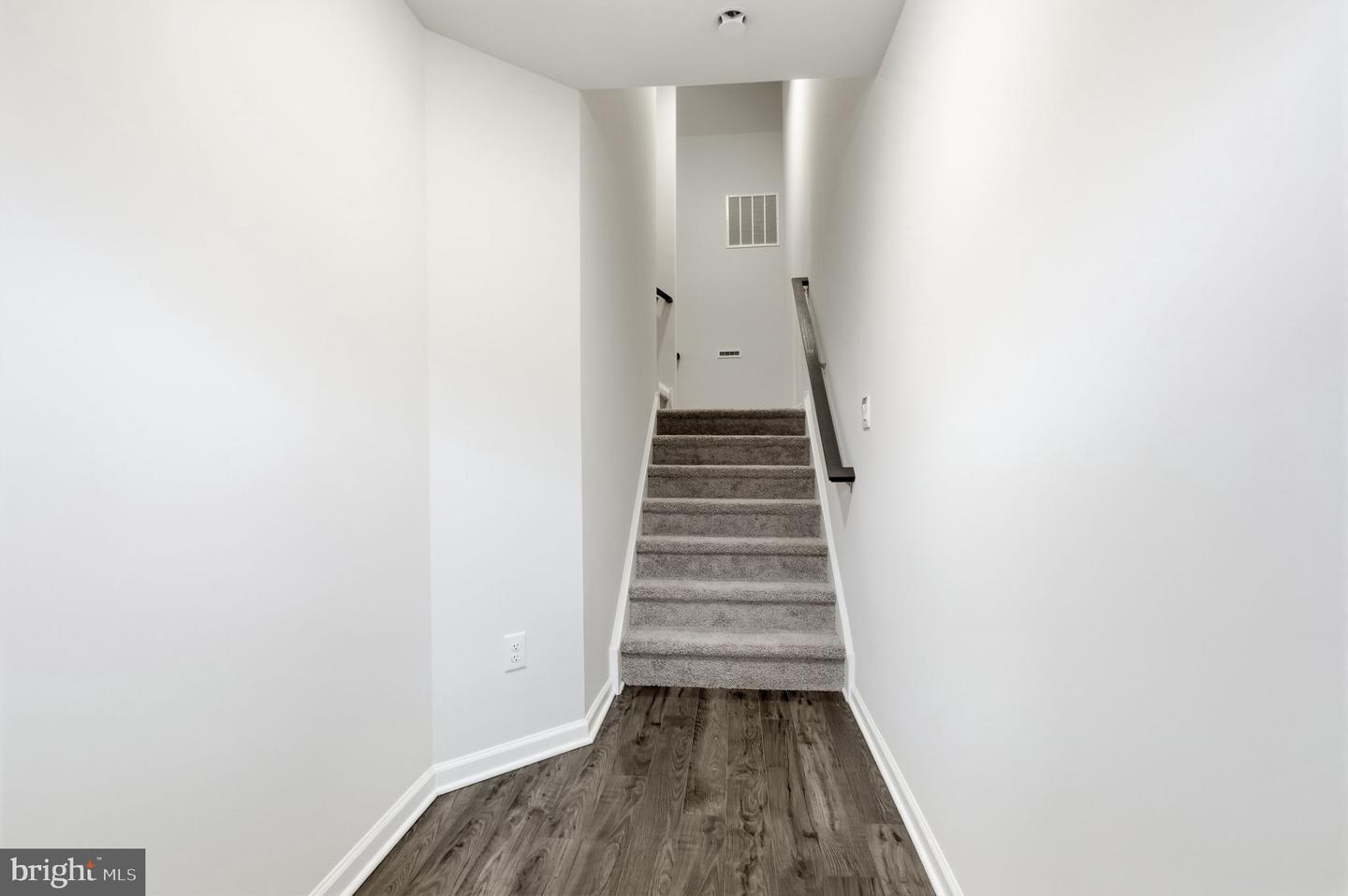 1076 Meadowlark Dr Property Photo 3