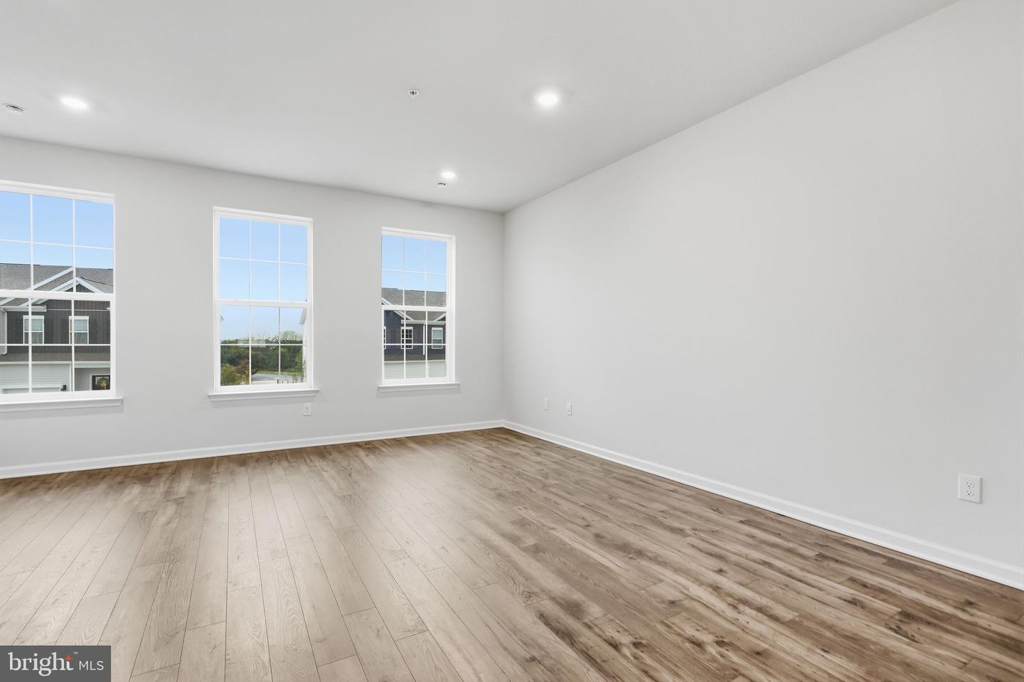 1076 Meadowlark Dr Property Photo 4