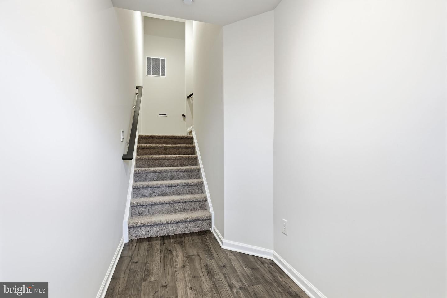 1078 Meadowlark Dr Property Photo 3