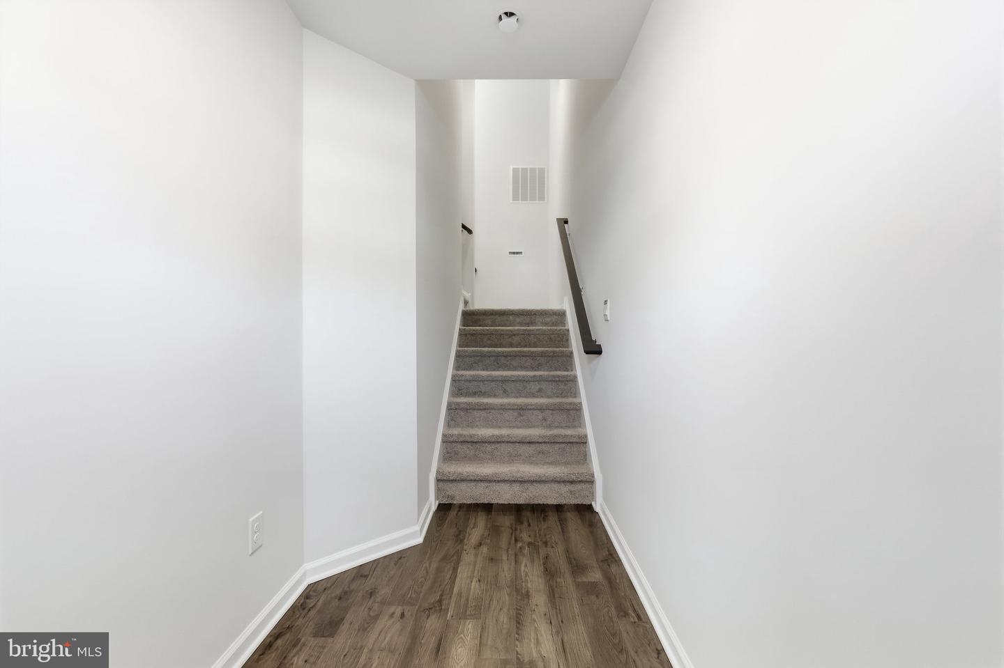 1080 Meadowlark Dr Property Photo 3