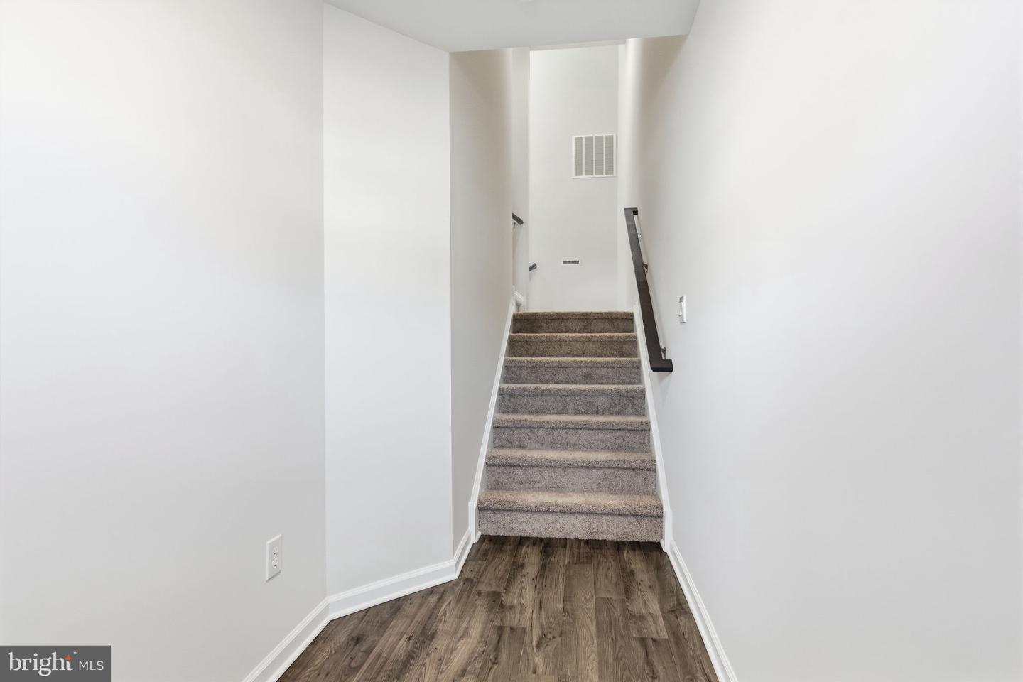 1082 Meadowlark Dr Property Photo 3