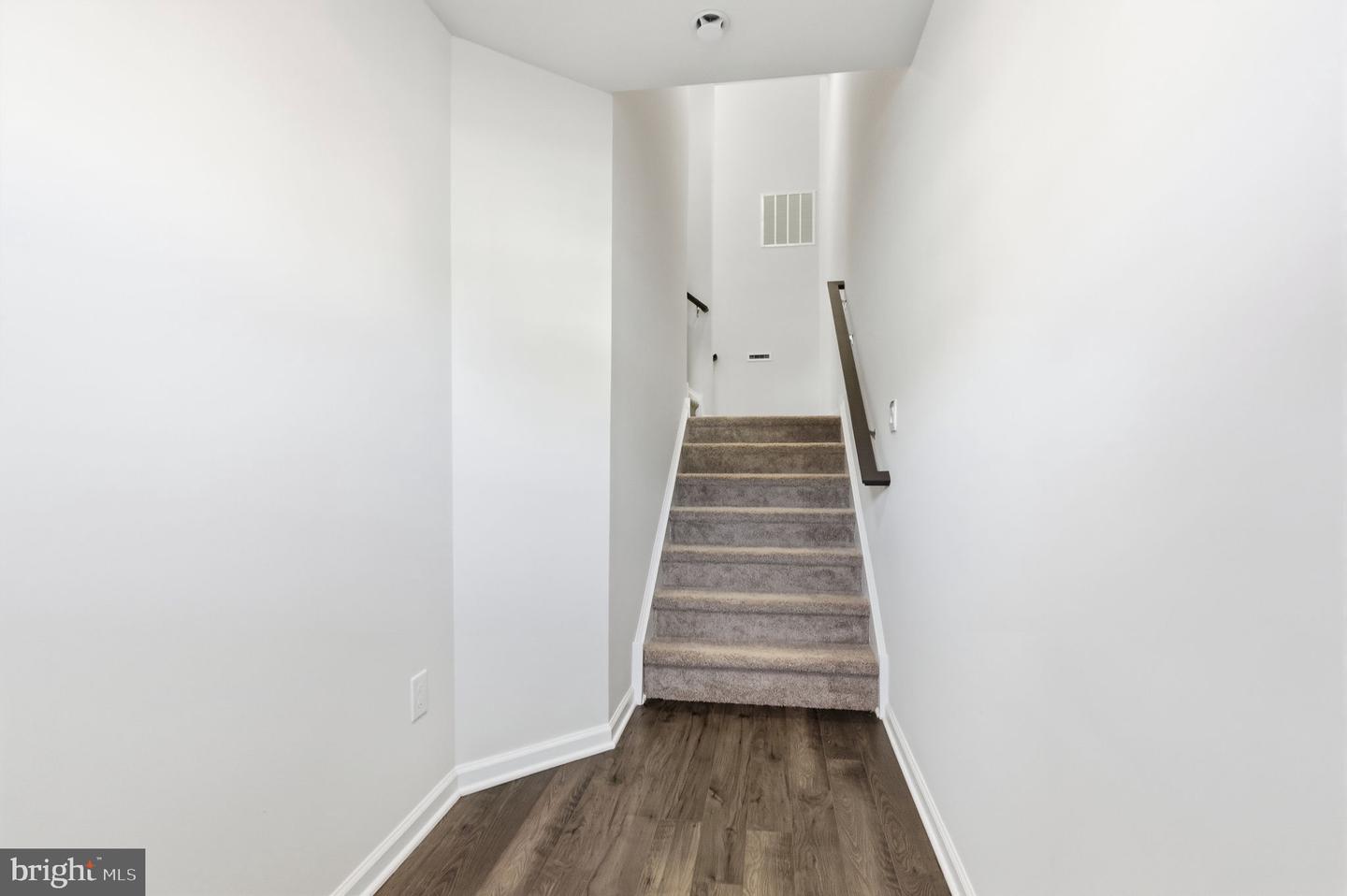 1084 Meadowlark Dr Property Photo 3