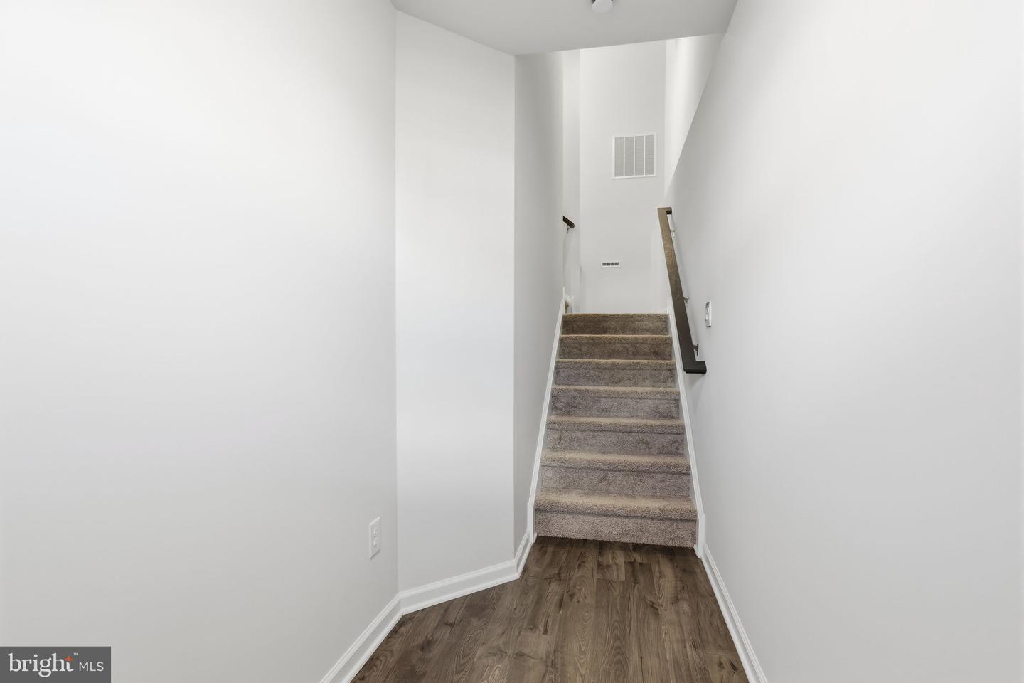 1086 Meadowlark Dr Property Photo 3