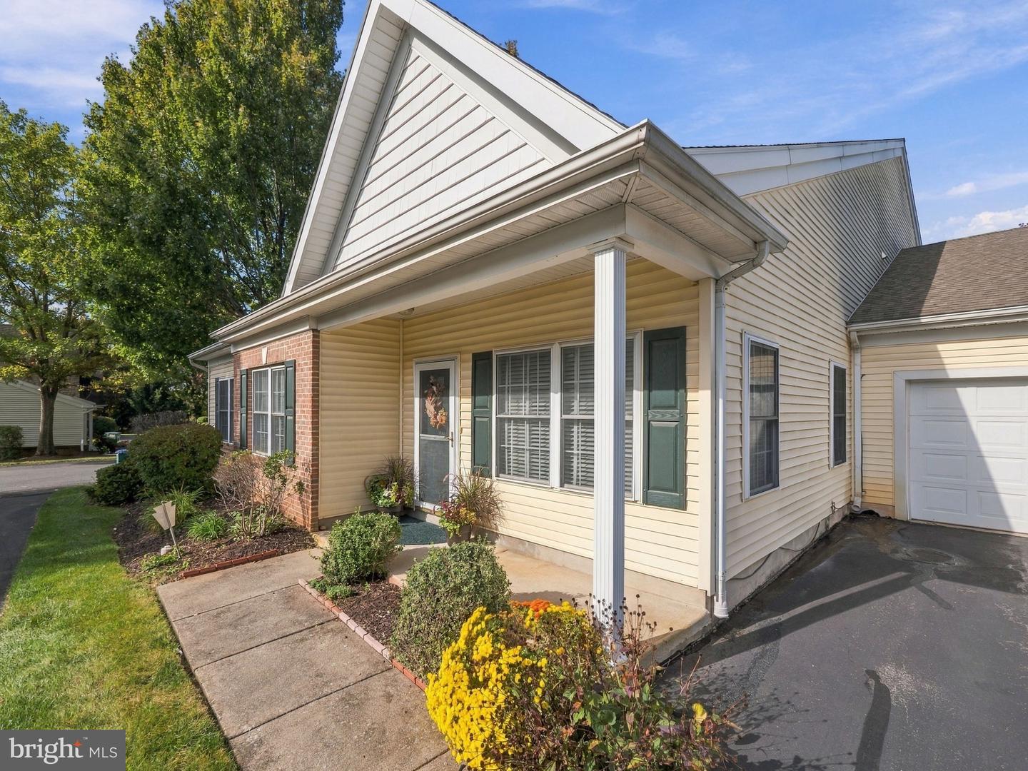 4851 Derby Ln Property Photo 5