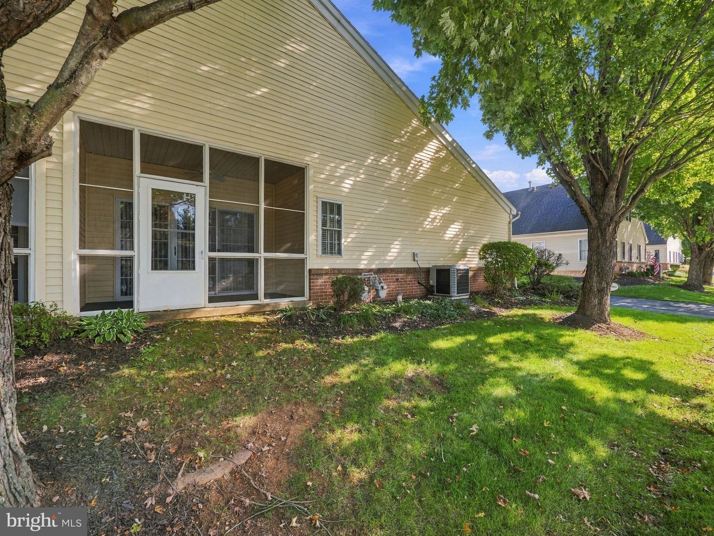 4851 Derby Ln Property Photo 6