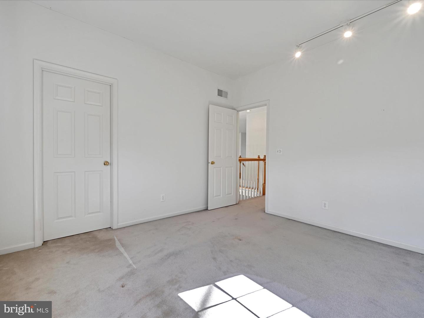 520 Waterside Cir Property Photo 28