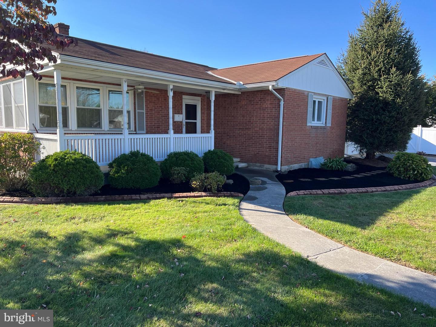 1483 E Walnut St Property Photo 1
