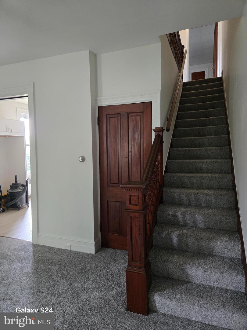 214 E Maple St Property Photo 6