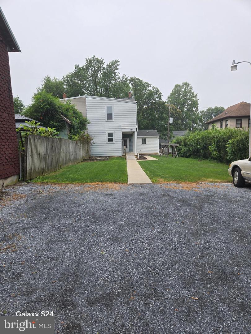 214 E Maple St Property Photo 17