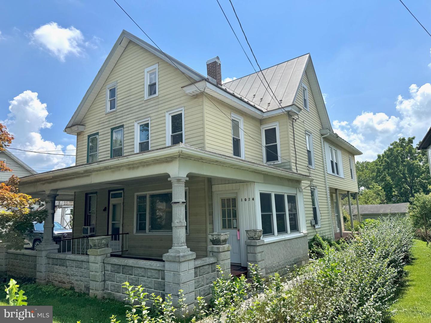 1074 E MAIN ST