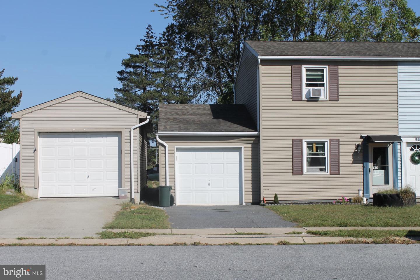 208 S Center St Property Photo 1