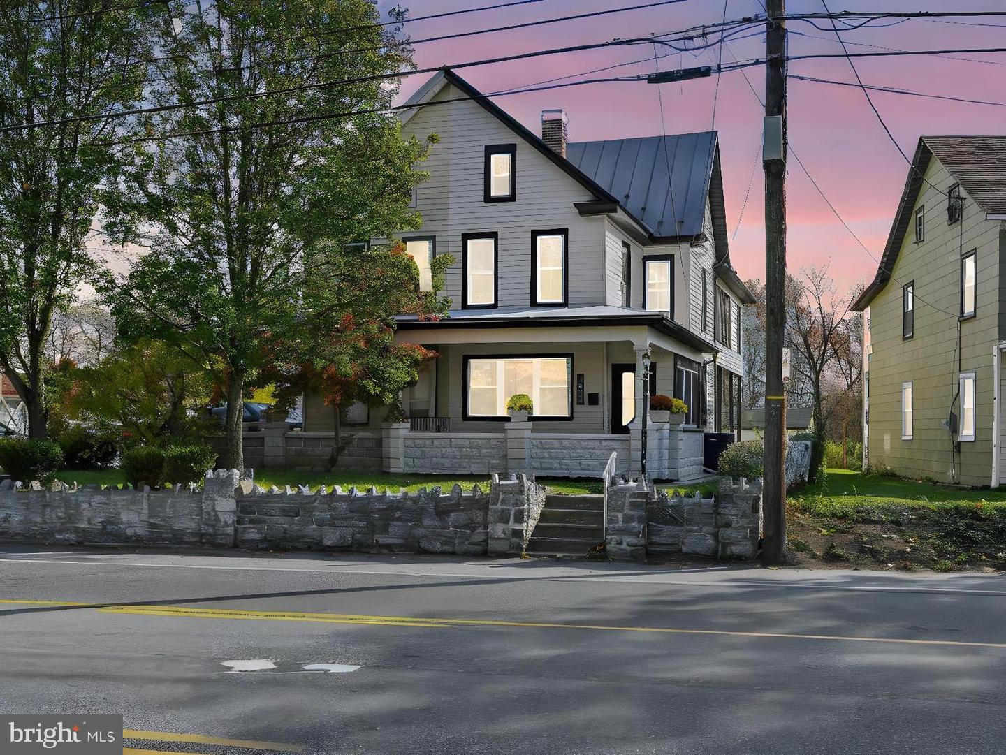 1074 E Main St Property Photo 1