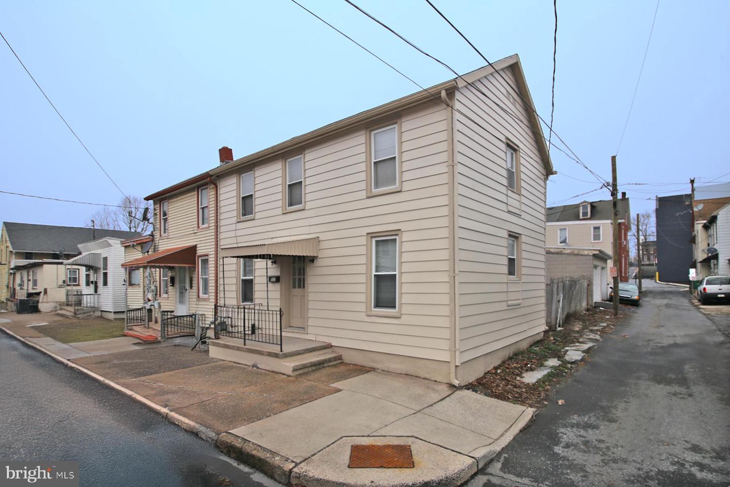 923 Guilford St Property Photo 1