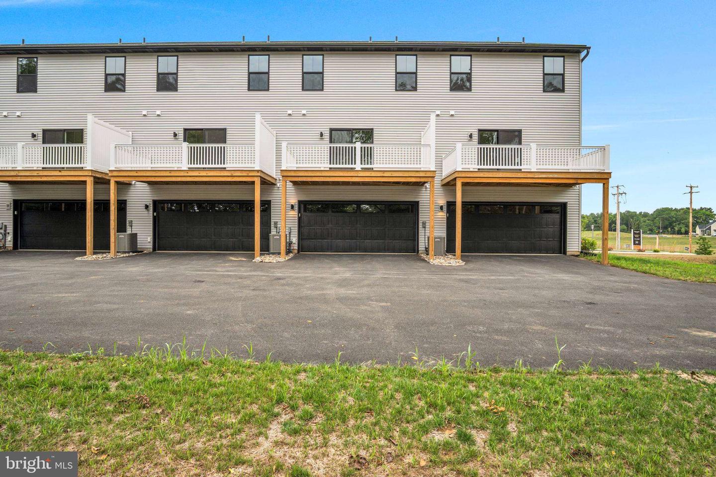 312 Flora Blvd Property Photo 2