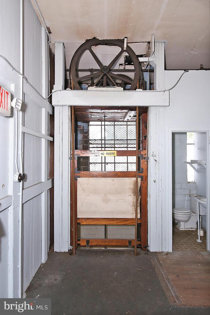 308 S 1st St Property Photo 17