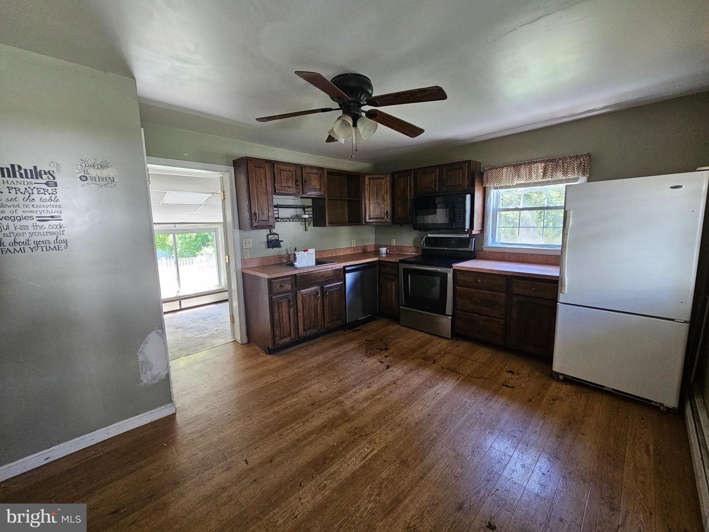 902 Miller St Property Photo 3