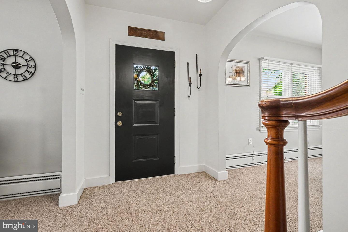 118 E Queen St Property Photo 5