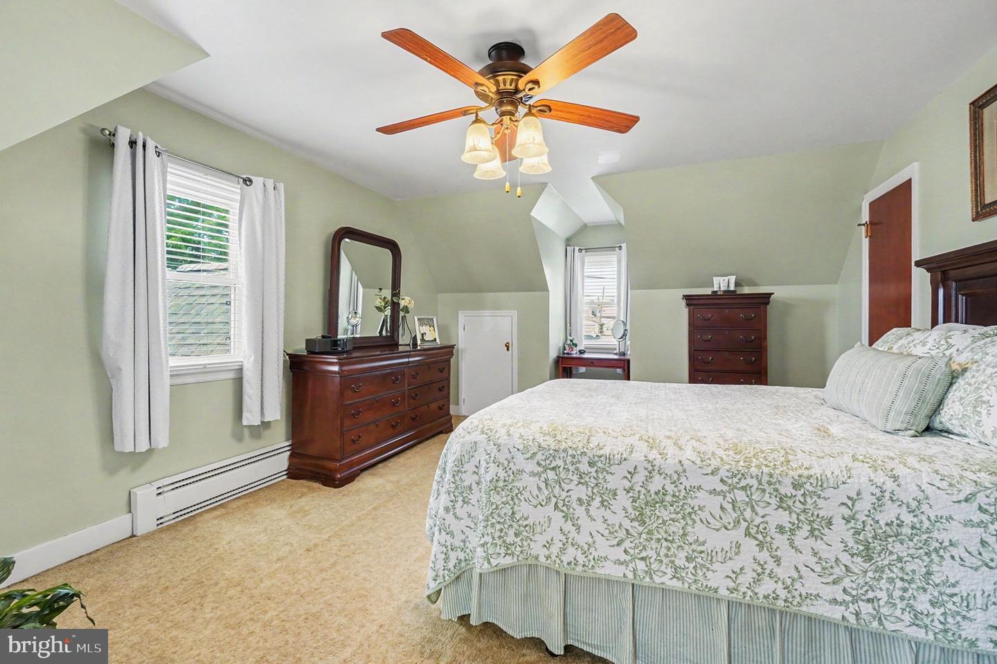 118 E Queen St Property Photo 16