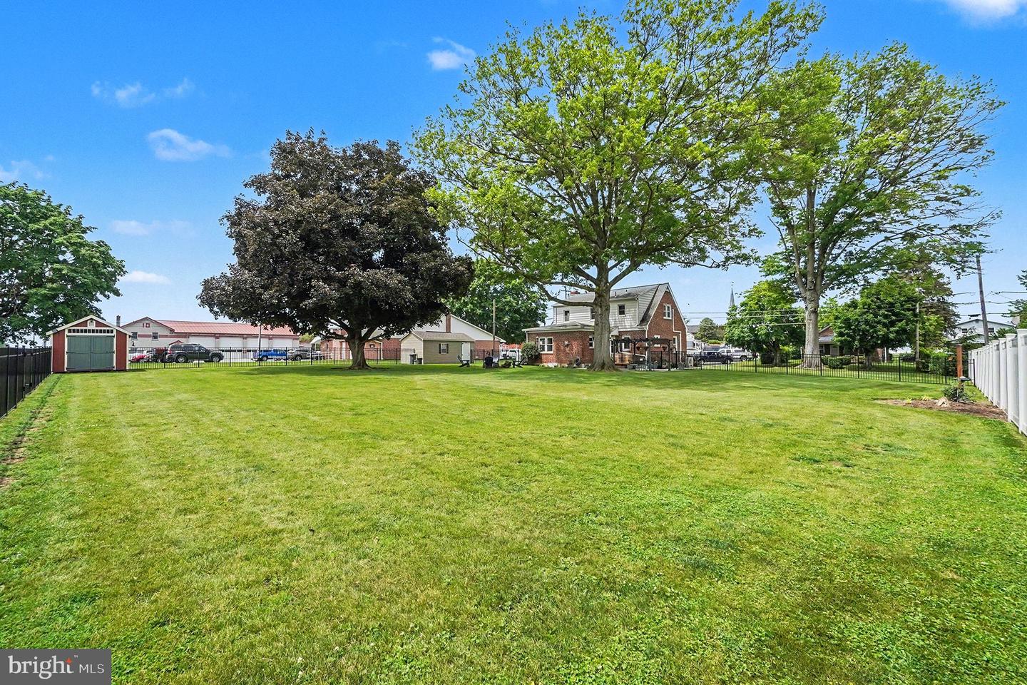118 E Queen St Property Photo 33