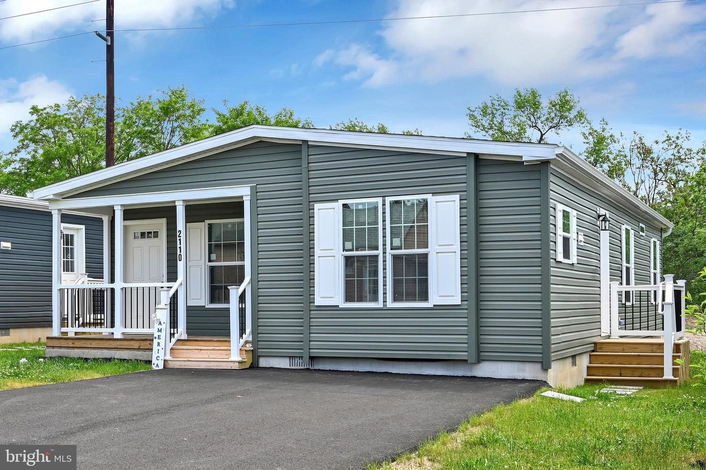 2110 Scull St Property Photo 3