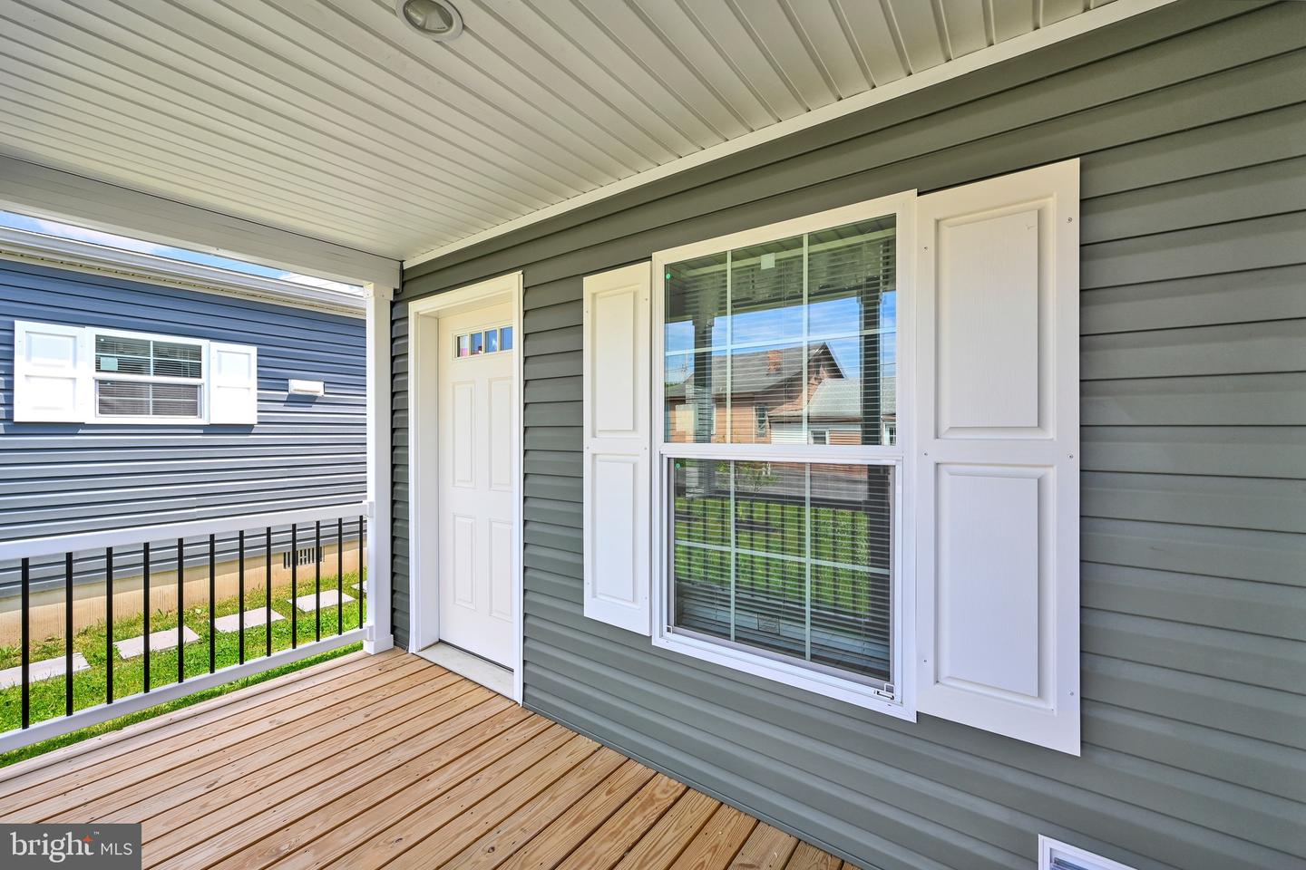 2110 Scull St Property Photo 4