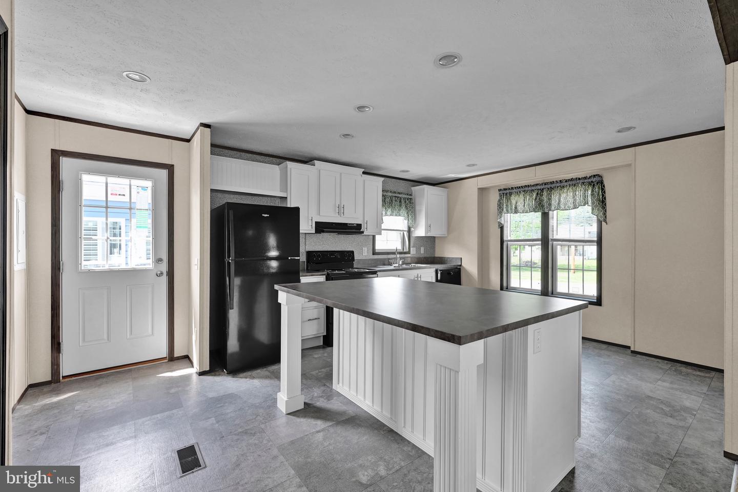 2110 Scull St Property Photo 8