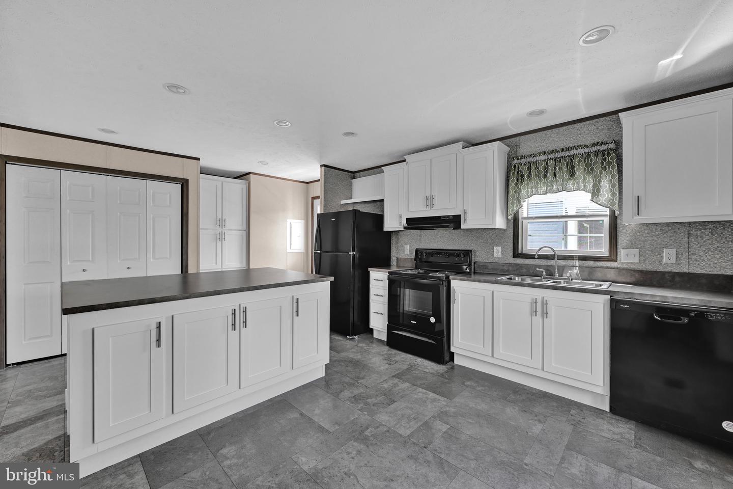 2110 Scull St Property Photo 9