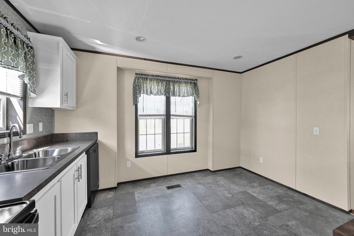 2110 Scull St Property Photo 11