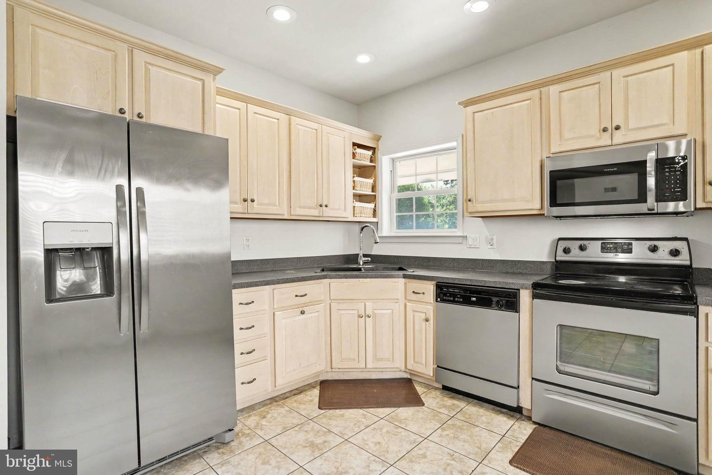 532 Waterside Cir L-0133 Property Photo 13