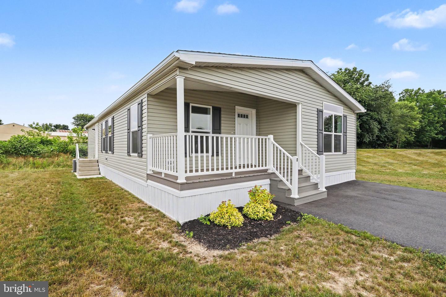 12 Evergreen Aly Property Photo 4