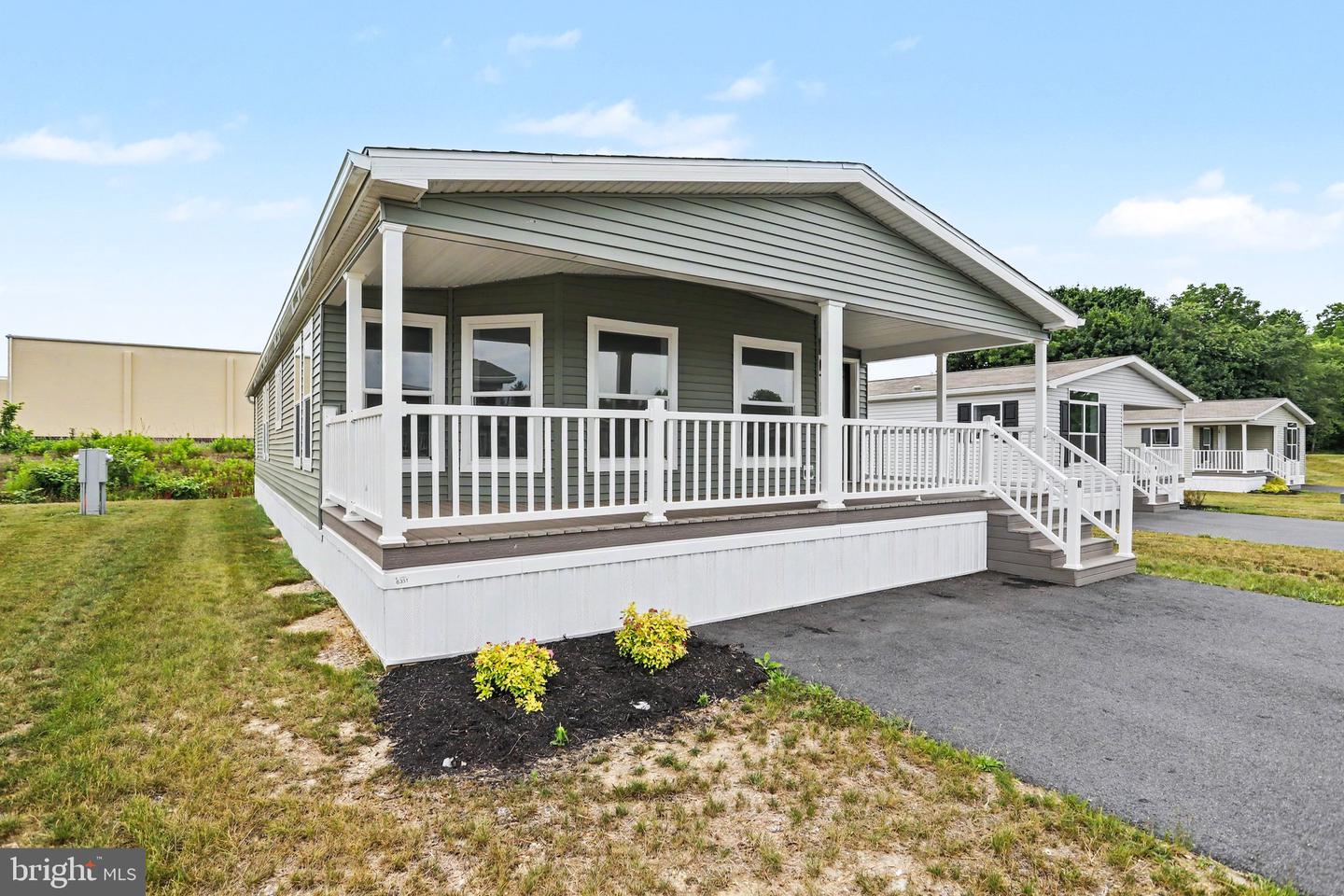 20 Evergreen Aly Property Photo 5