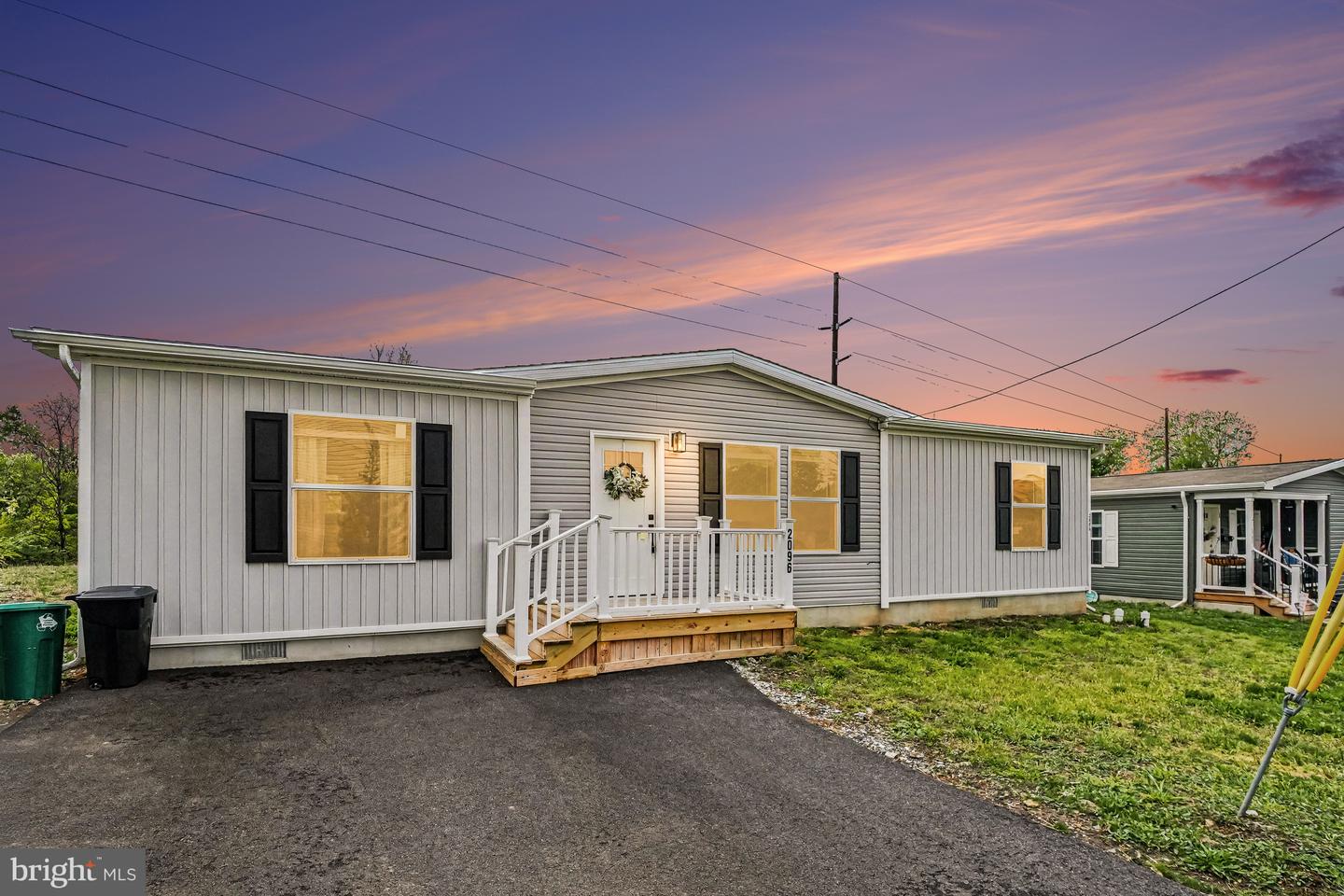2096 Scull St Property Photo 1