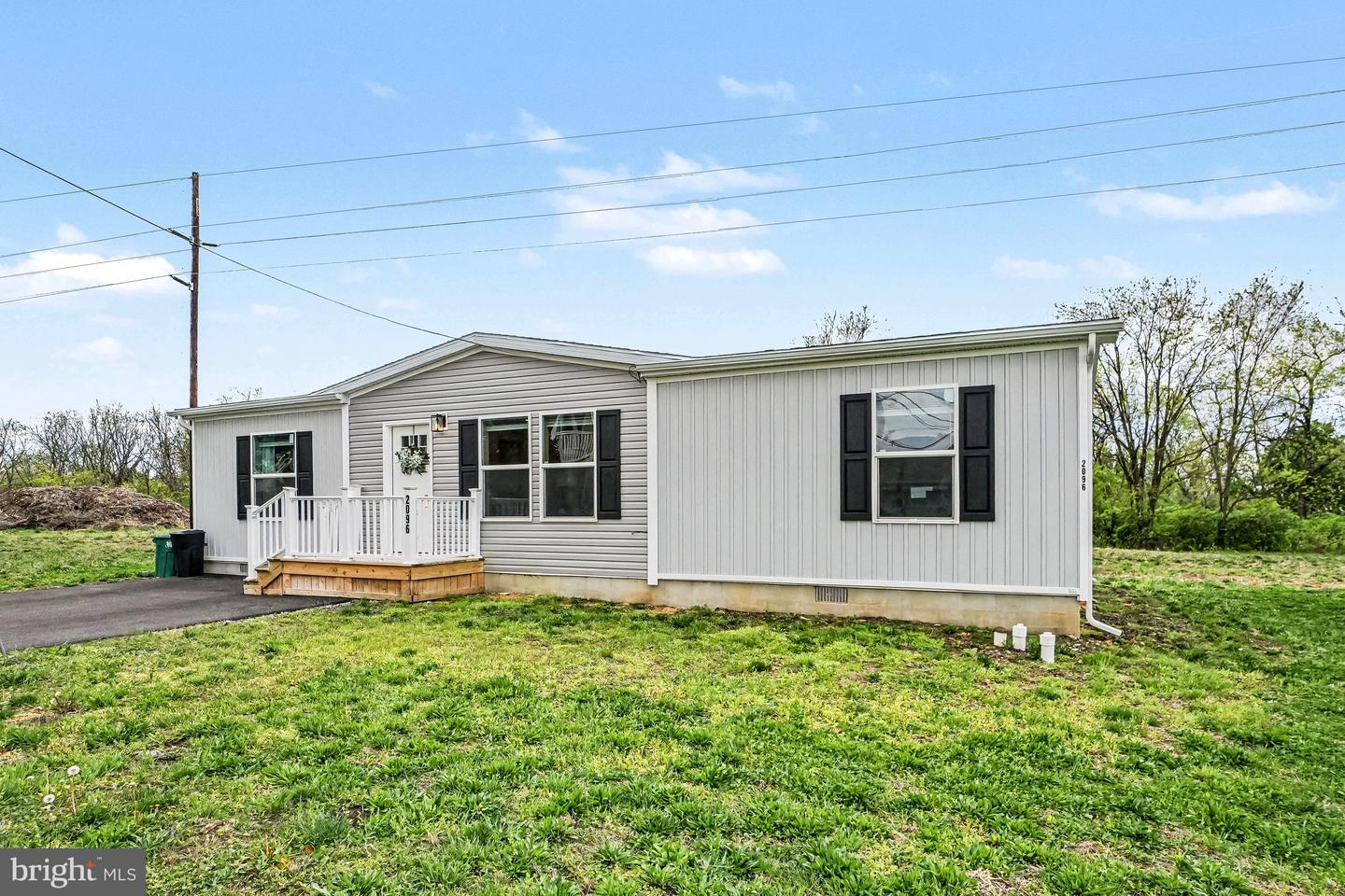 2096 Scull St Property Photo 2
