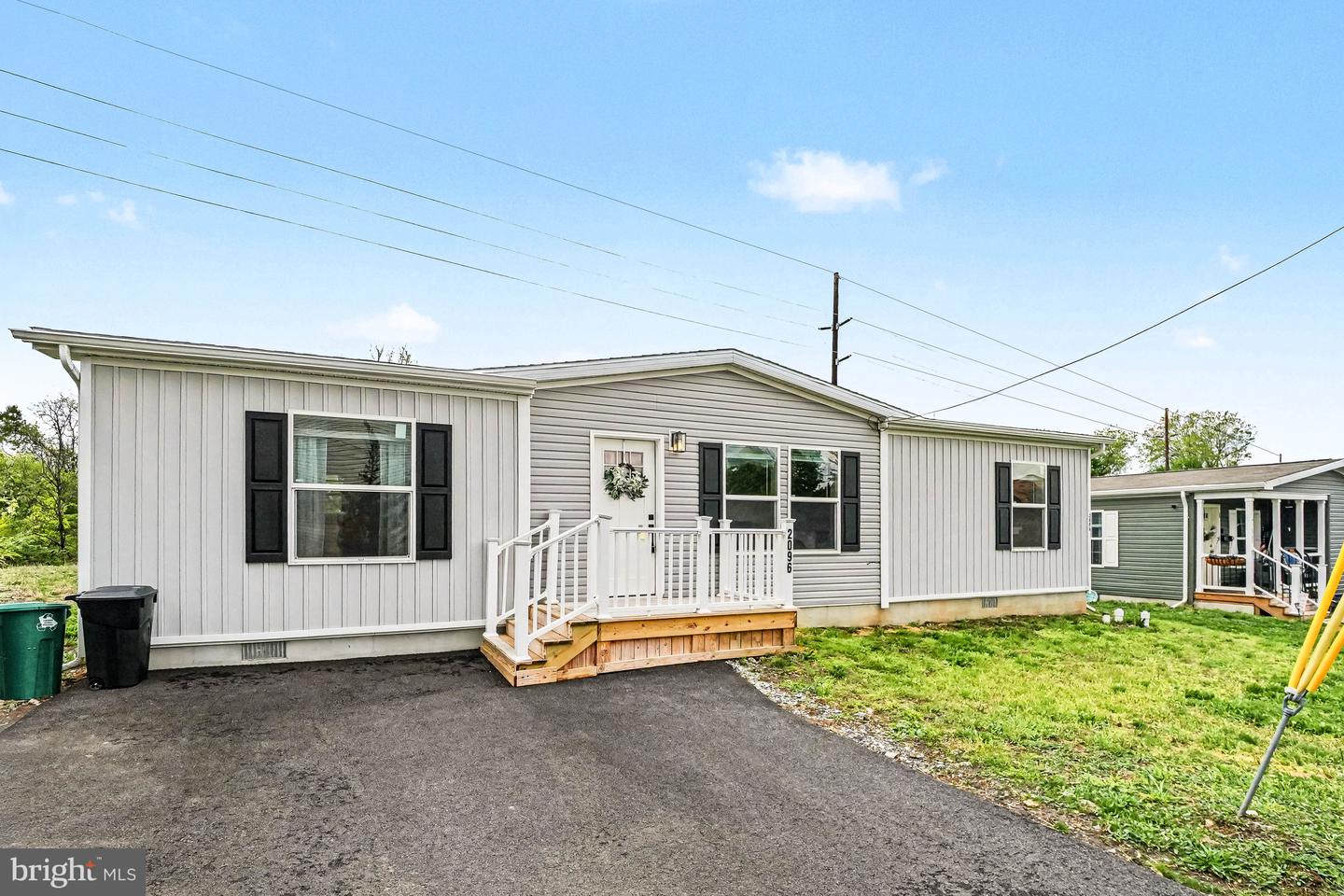 2096 Scull St Property Photo 3