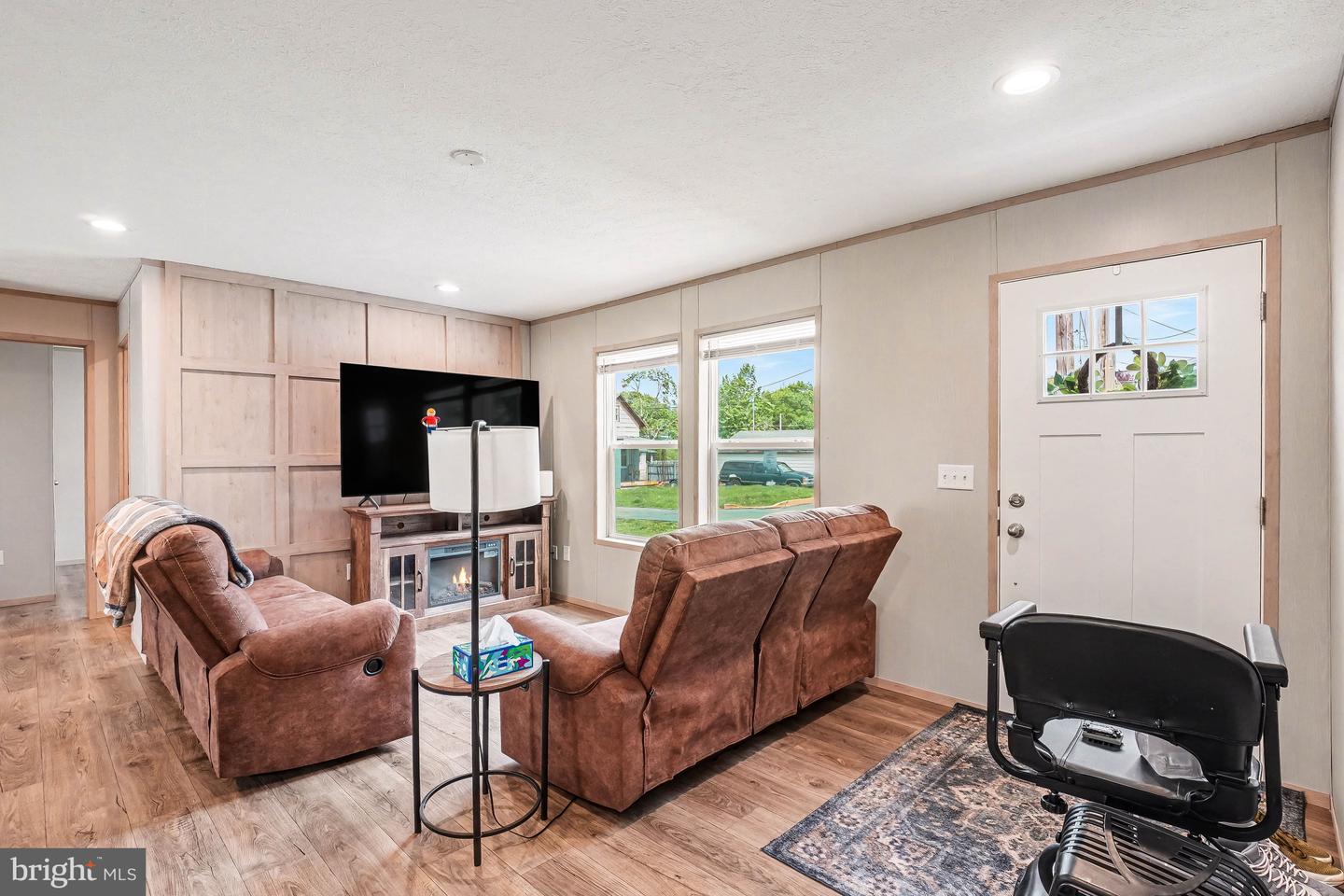 2096 Scull St Property Photo 4