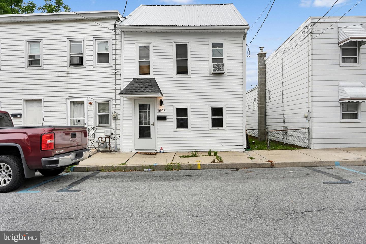 1605 Center St Property Photo 1