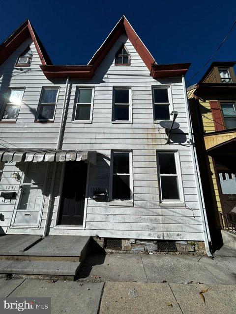 1239 Willow St Property Photo 1