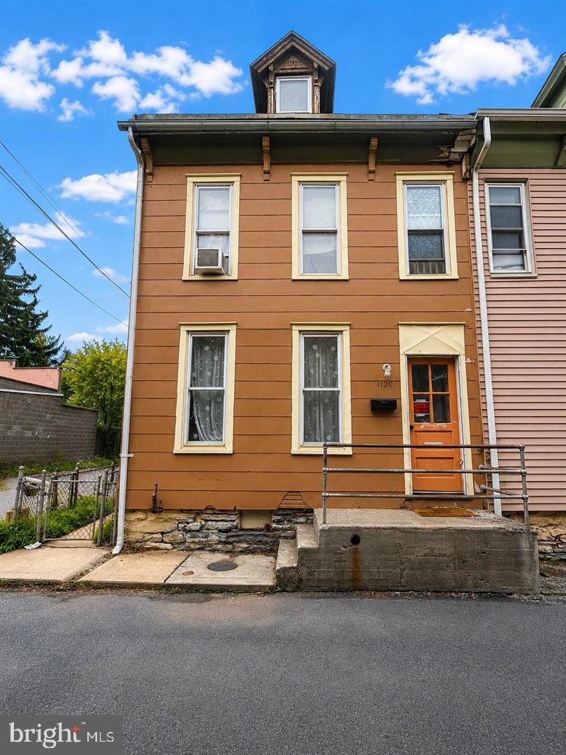 1120 Walton St Property Photo 1