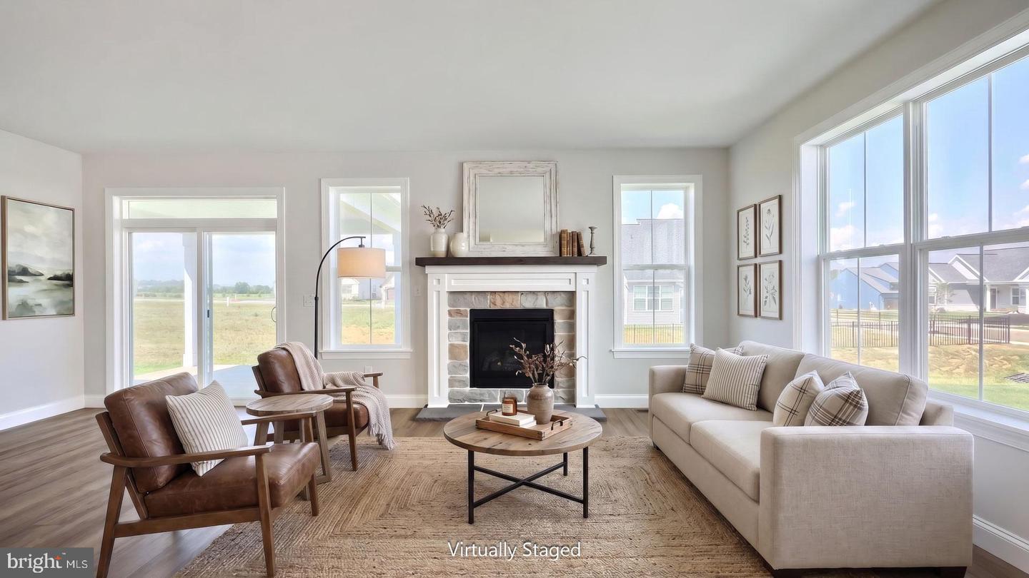 528 Winding Creek Blvd Property Photo 4