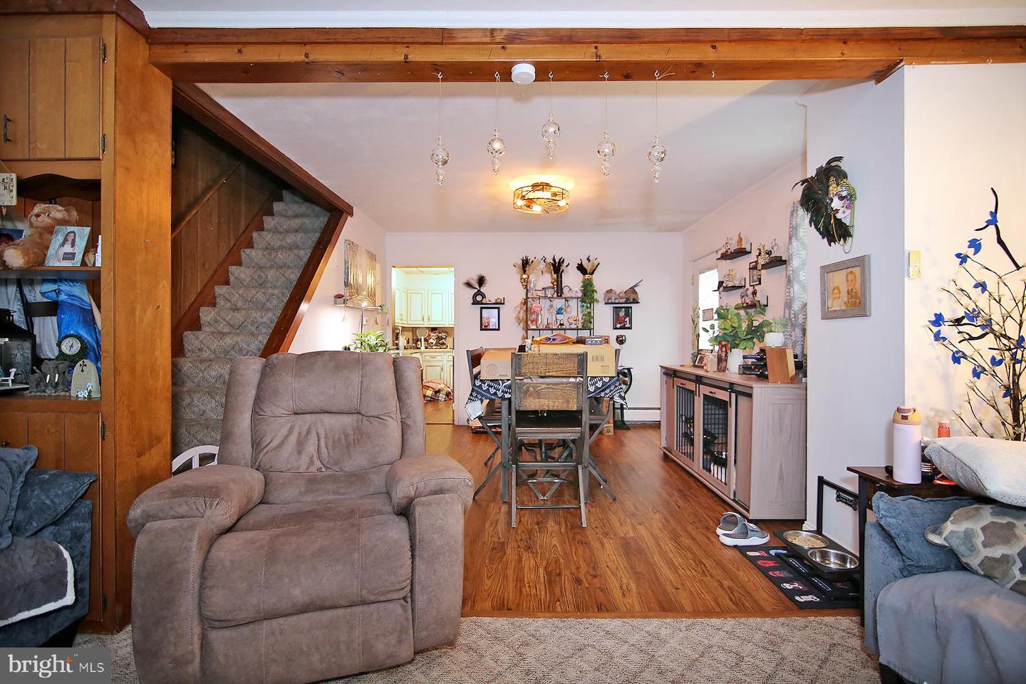 619 Noble St Property Photo 3