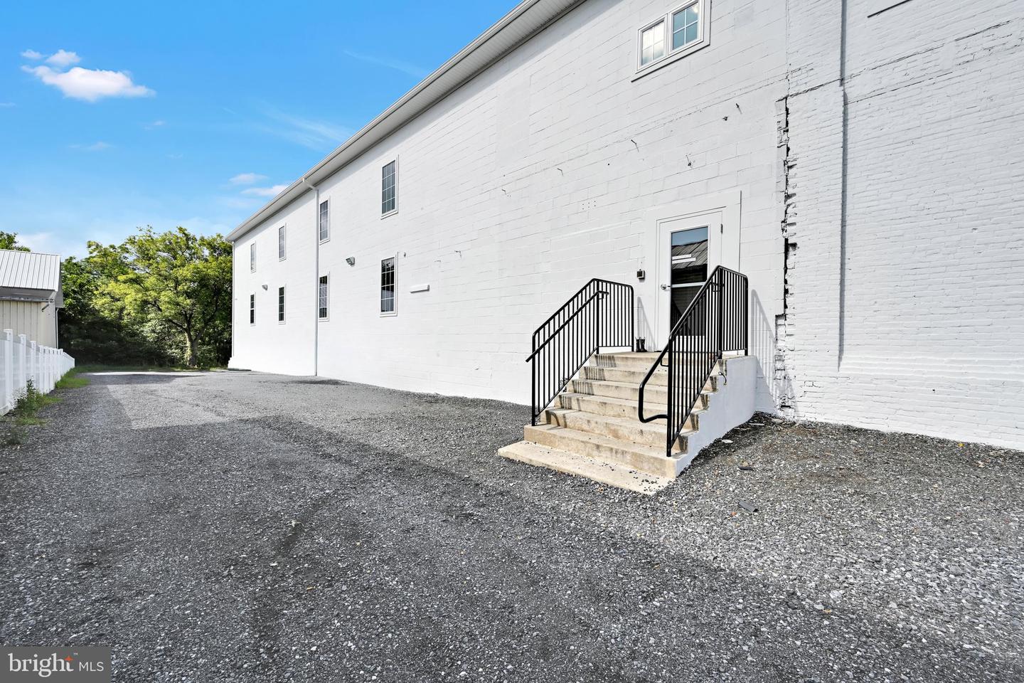 236 W Market St Property Photo 4