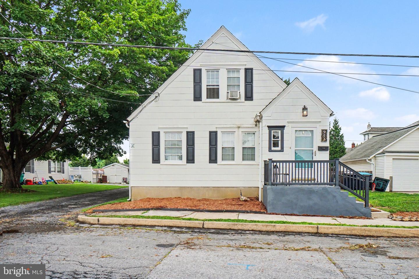 911 W Cherry St Property Photo 1