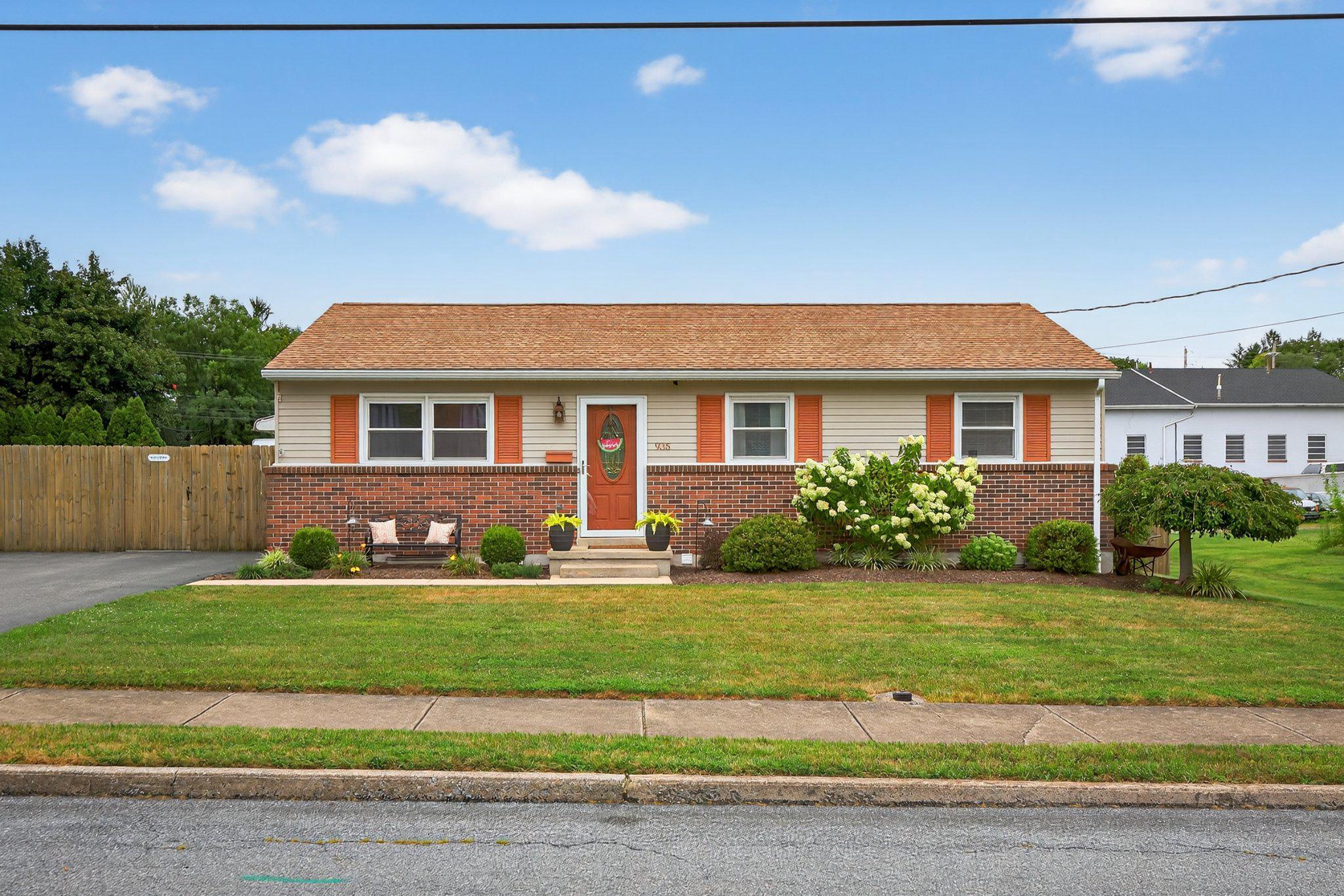 935 E QUEEN ST Property Photo 1