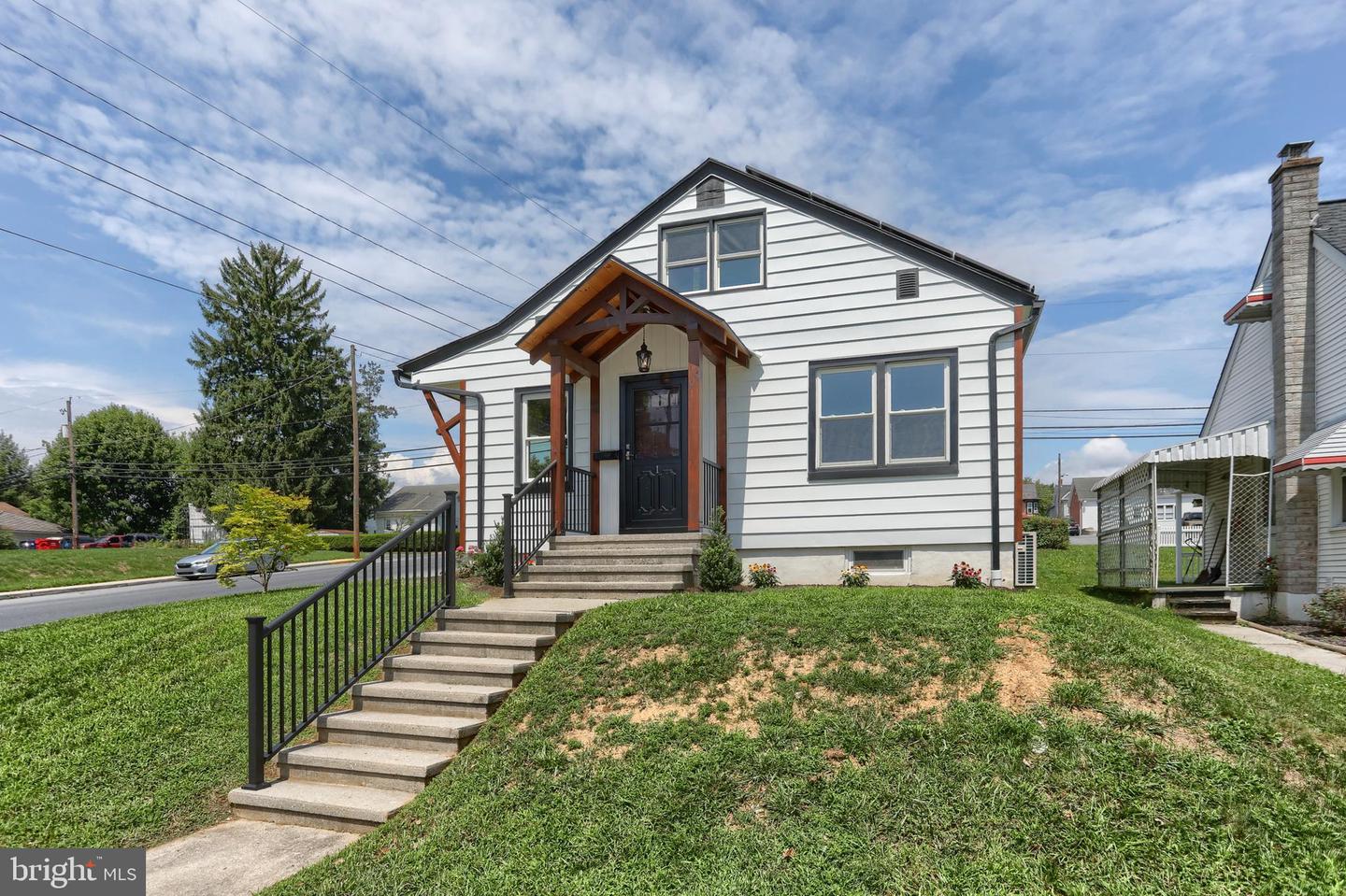 1 E Chestnut St Property Photo 1
