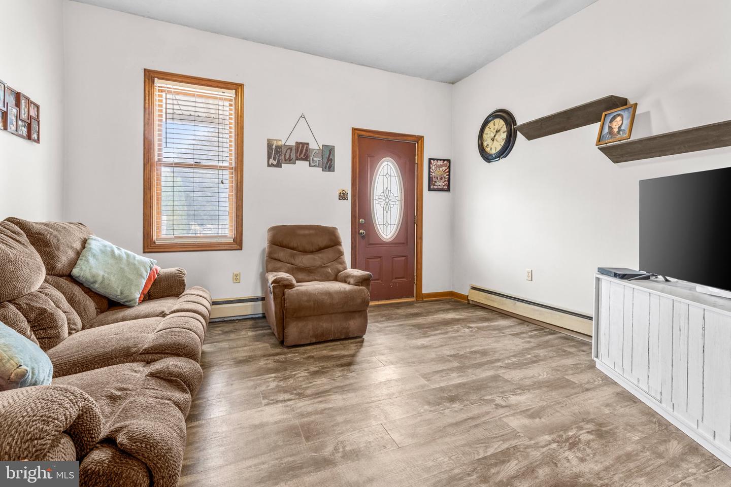 130 E Maple St Property Photo 4